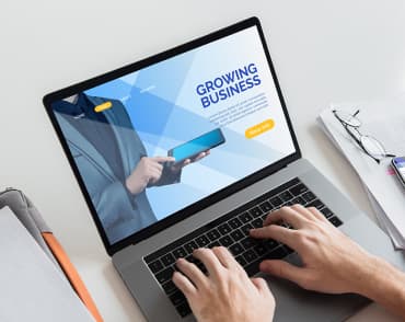ноутбук із сайтом Growing Business